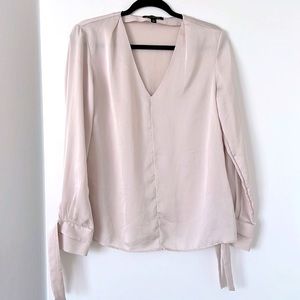 Banana republic light pink bow tie wrist blouse